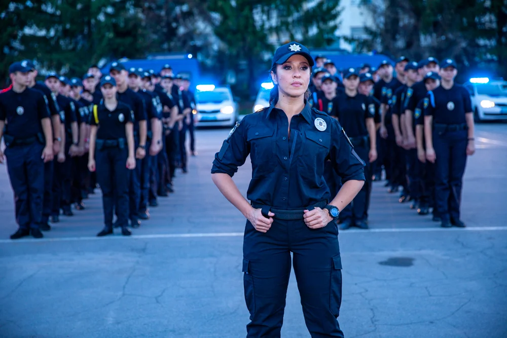 Наталка Карпа попробовала себя в роли полицейского - фото 398072