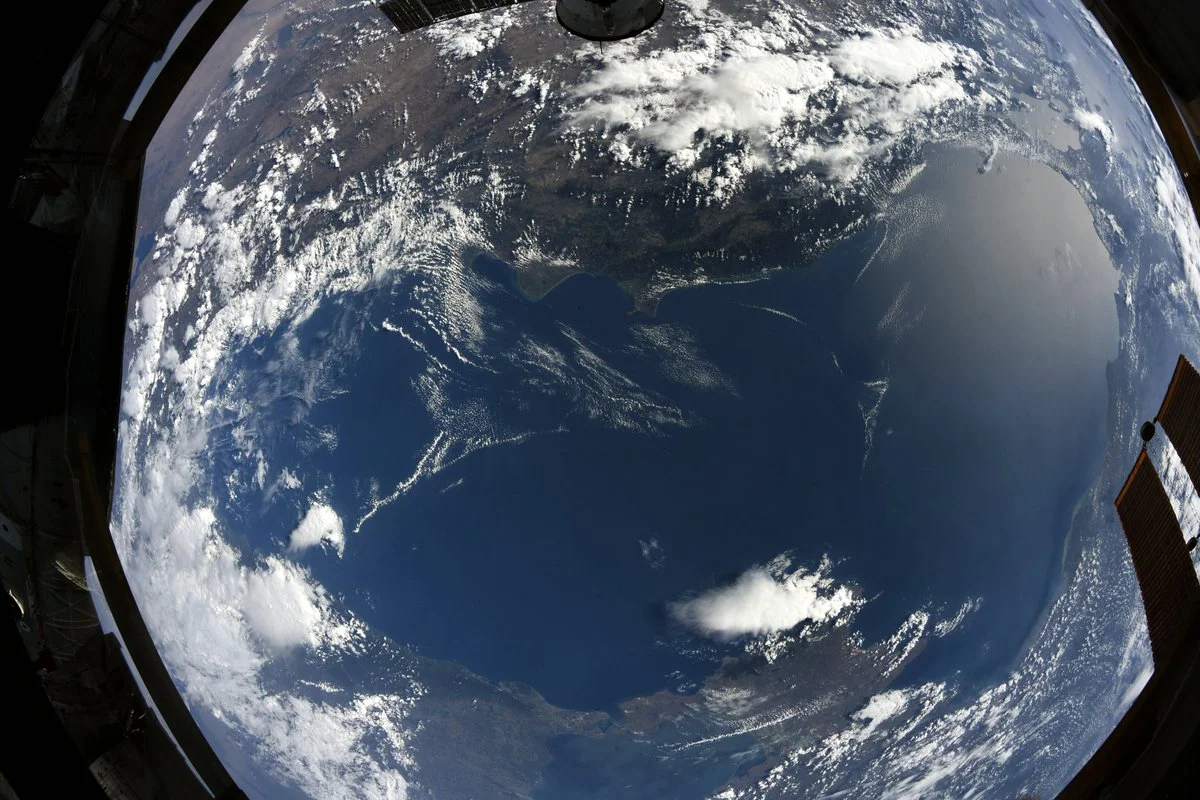 Астронавт NASA показал, как невероятно Черное море выглядит из космоса - фото 398482
