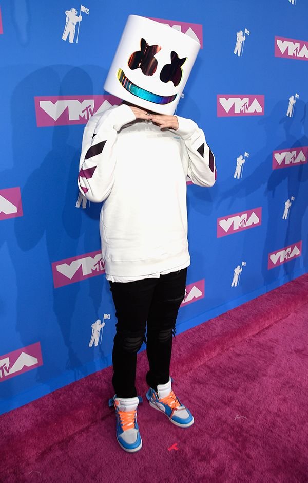 Яркие и эксцентричные наряды звезд на красной дорожке MTV VMAs-2018 - фото 398621