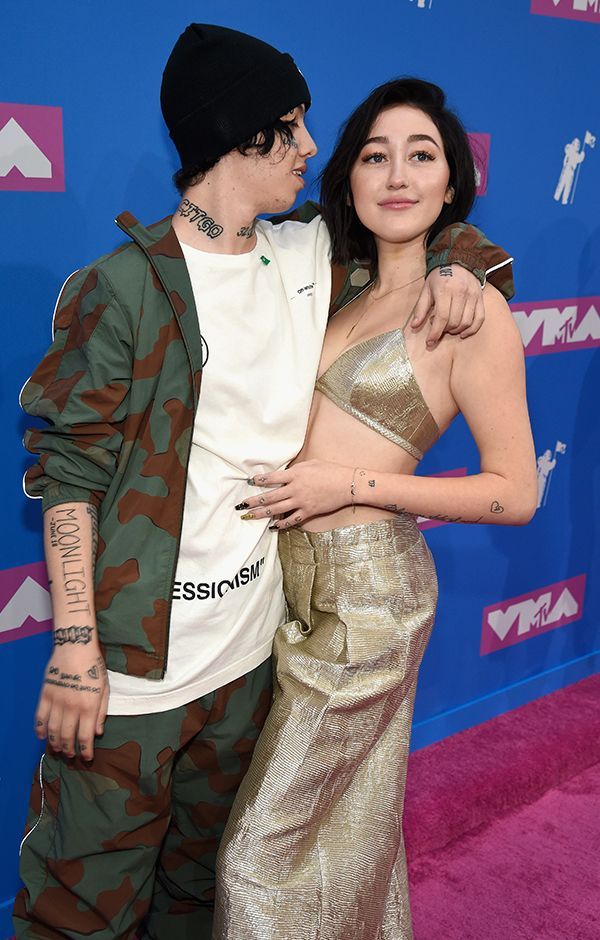 Яркие и эксцентричные наряды звезд на красной дорожке MTV VMAs-2018 - фото 398622