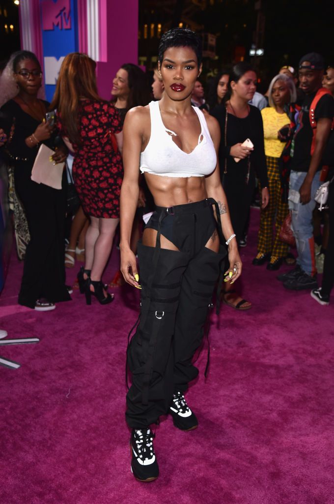 Яркие и эксцентричные наряды звезд на красной дорожке MTV VMAs-2018 - фото 398623