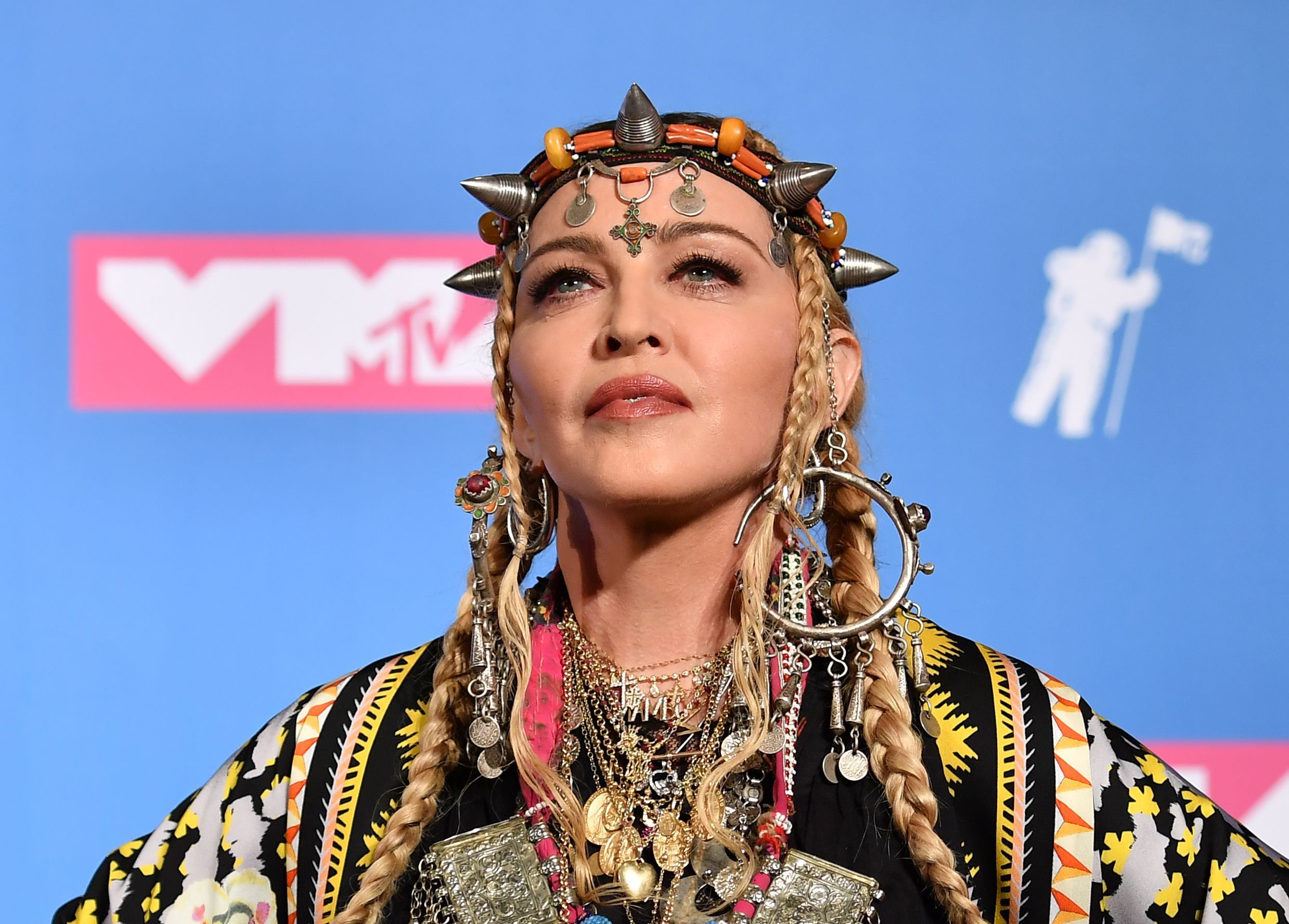 Яркие и эксцентричные наряды звезд на красной дорожке MTV VMAs-2018 - фото 398643