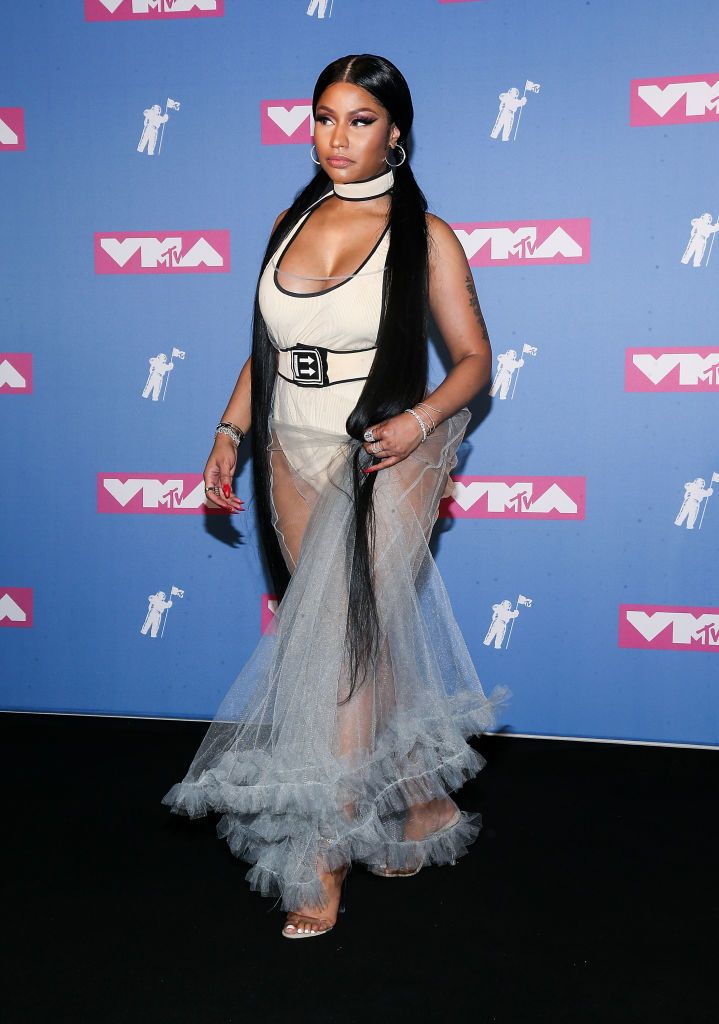 Яркие и эксцентричные наряды звезд на красной дорожке MTV VMAs-2018 - фото 398645