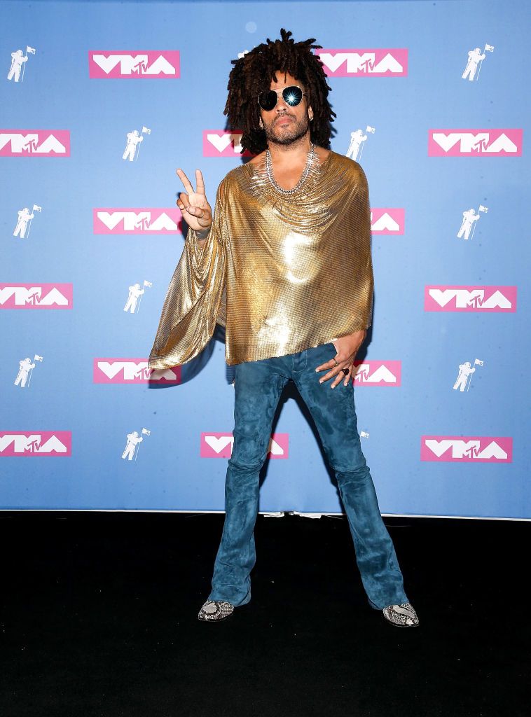 Яркие и эксцентричные наряды звезд на красной дорожке MTV VMAs-2018 - фото 398646