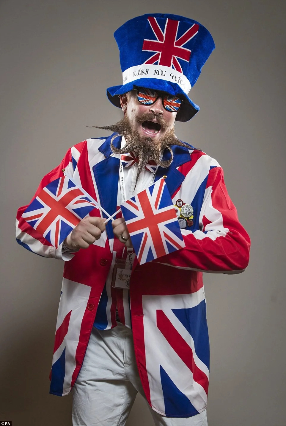 Британские мужчины посоревновались за звание самого красивого владельца усов и бороды - фото 398720