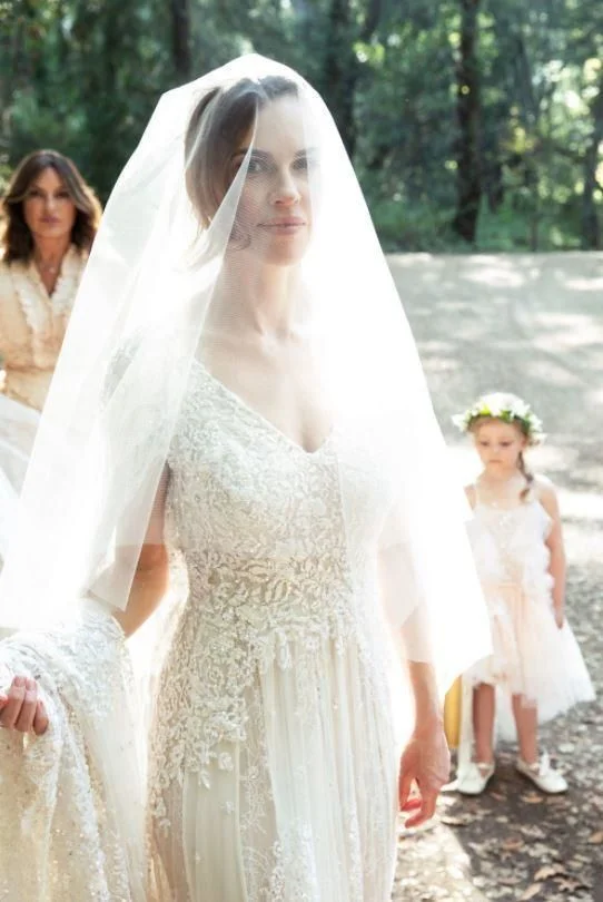44-летняя Хилари Суонк вышла замуж, и от такой свадьбы голова идет кругом - фото 398932