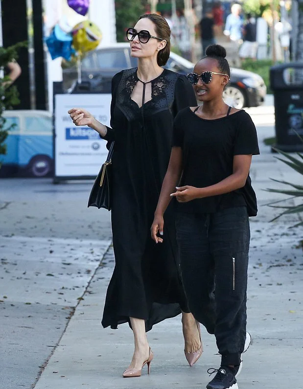 Красивая женщина: Анджелина Джоли в роскошном платье прогулялась по магазинам - фото 399003