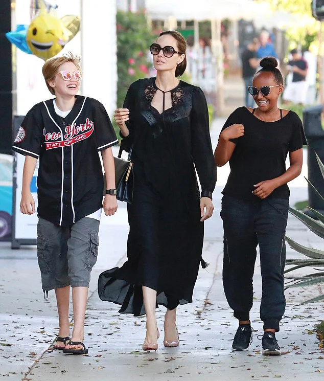 Красивая женщина: Анджелина Джоли в роскошном платье прогулялась по магазинам - фото 399004