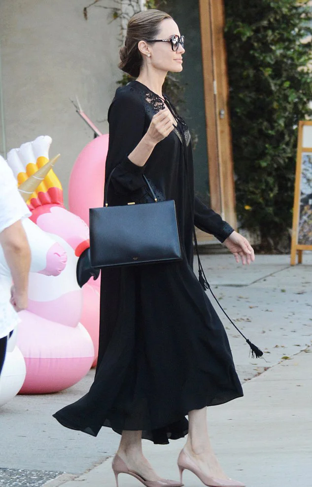 Красивая женщина: Анджелина Джоли в роскошном платье прогулялась по магазинам - фото 399006