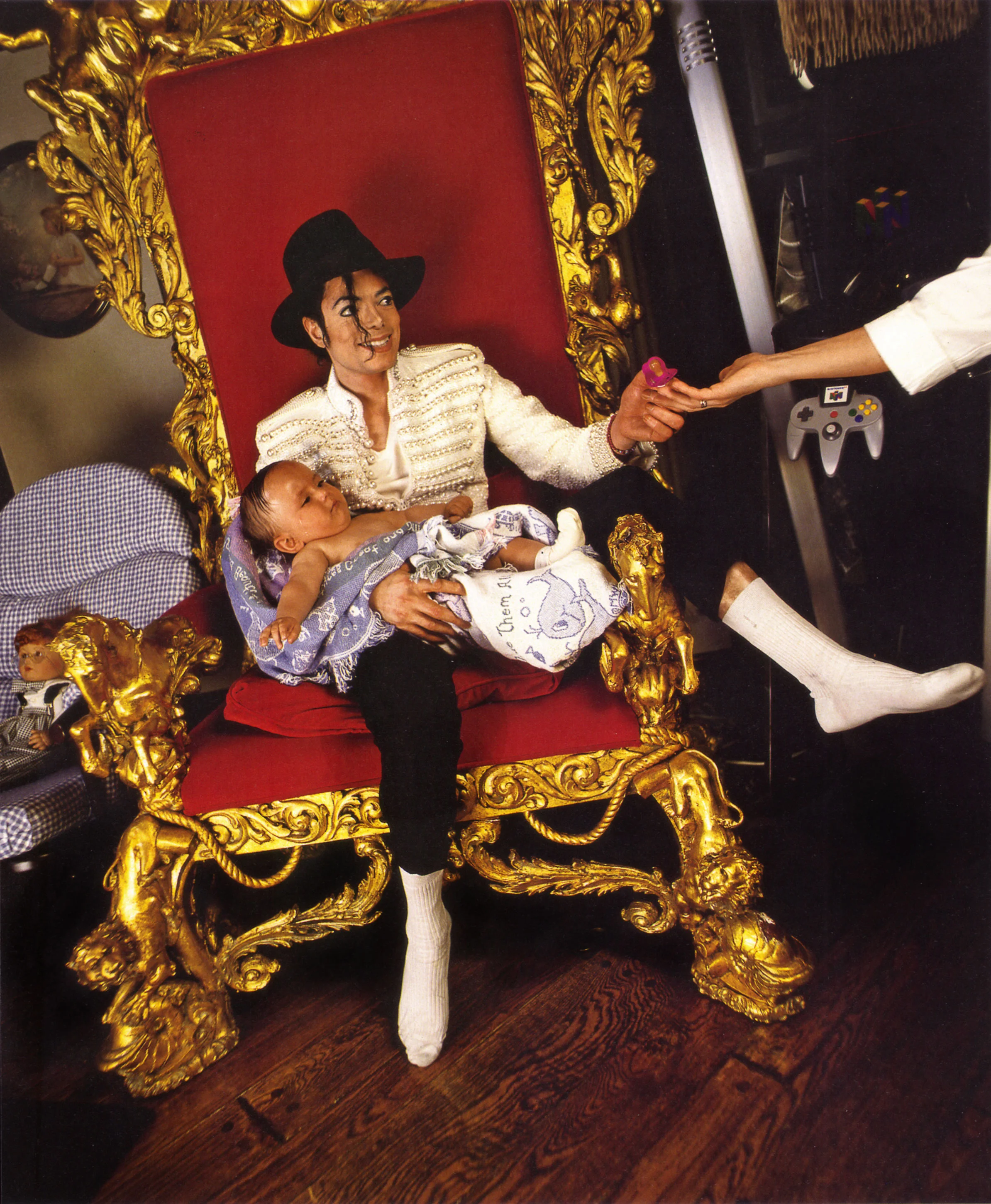 Майкл Джексон з сином, 1997 - фото 399764
