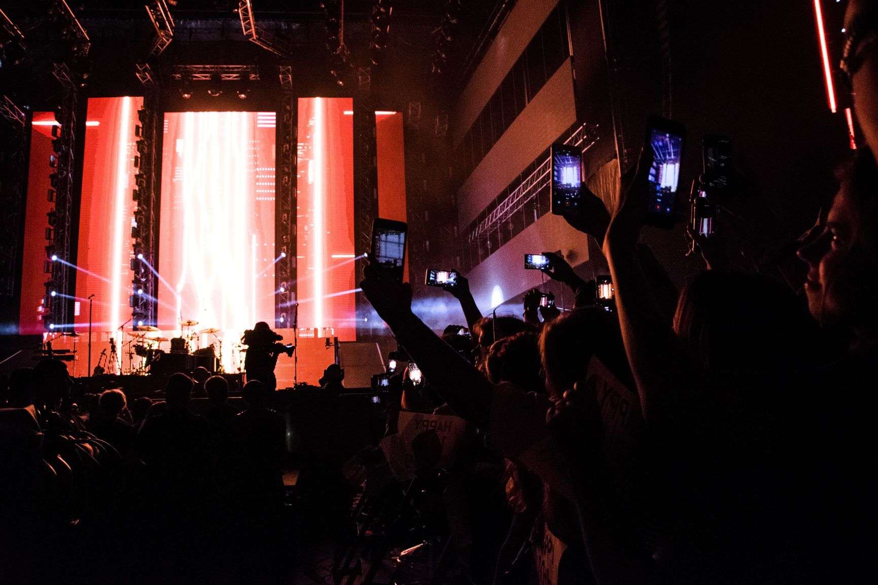 Голый торс и надувные шары: безудержные Imagine Dragons отыграли концерт в Киеве - фото 400578