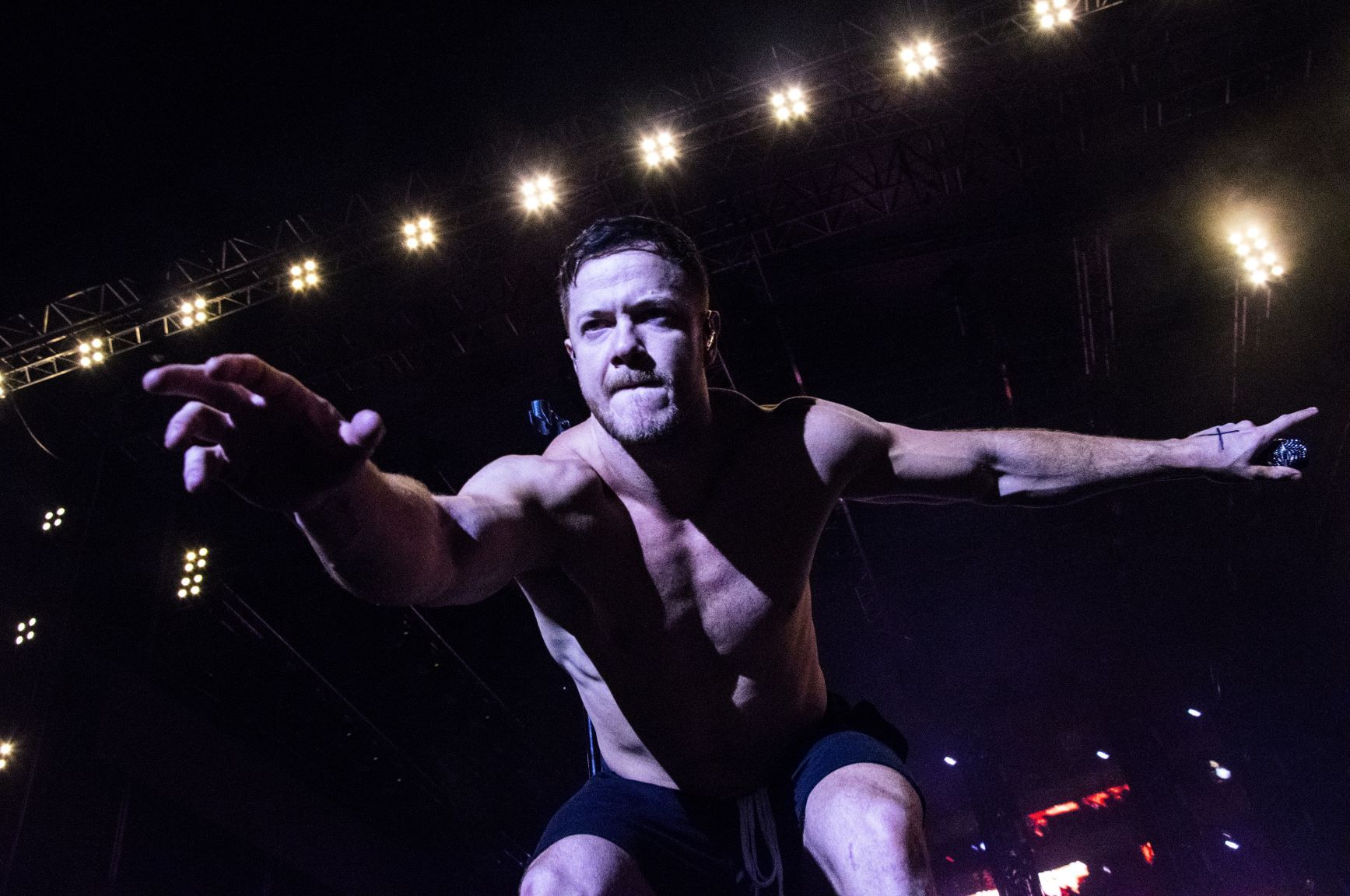Голый торс и надувные шары: безудержные Imagine Dragons отыграли концерт в Киеве - фото 400581