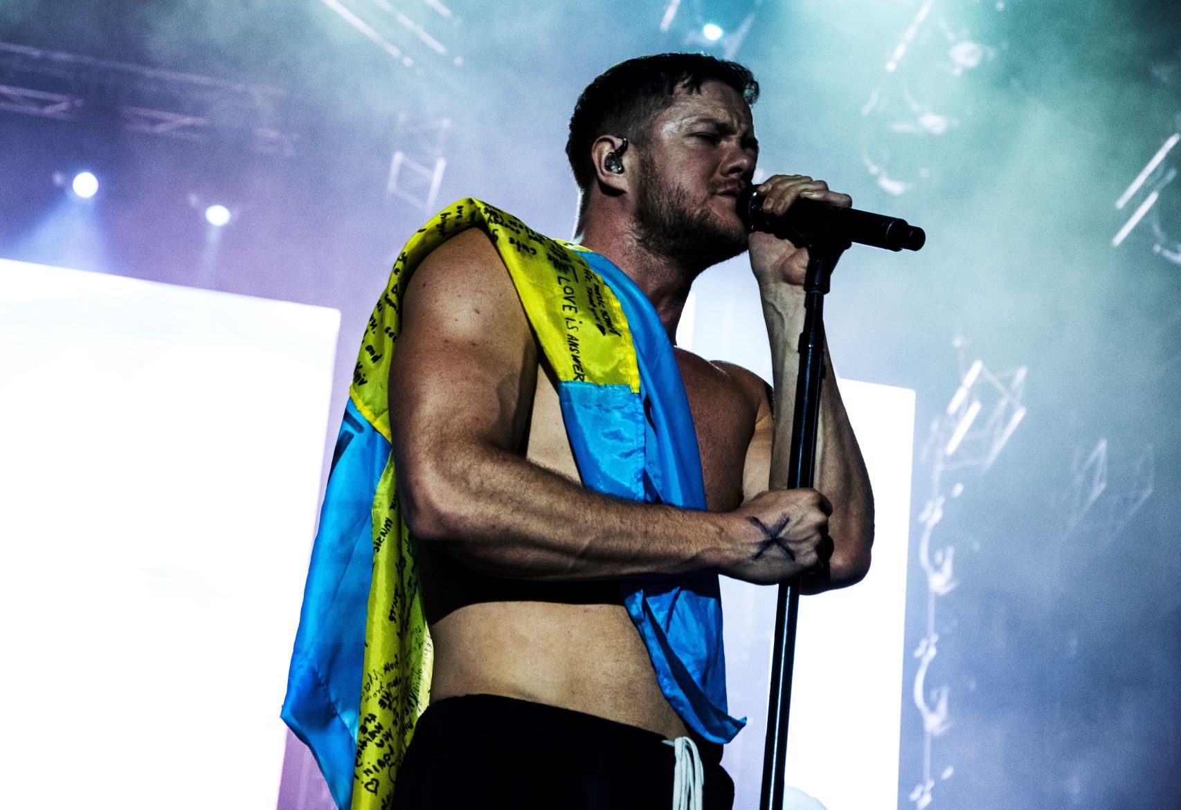 Голый торс и надувные шары: безудержные Imagine Dragons отыграли концерт в Киеве - фото 400583