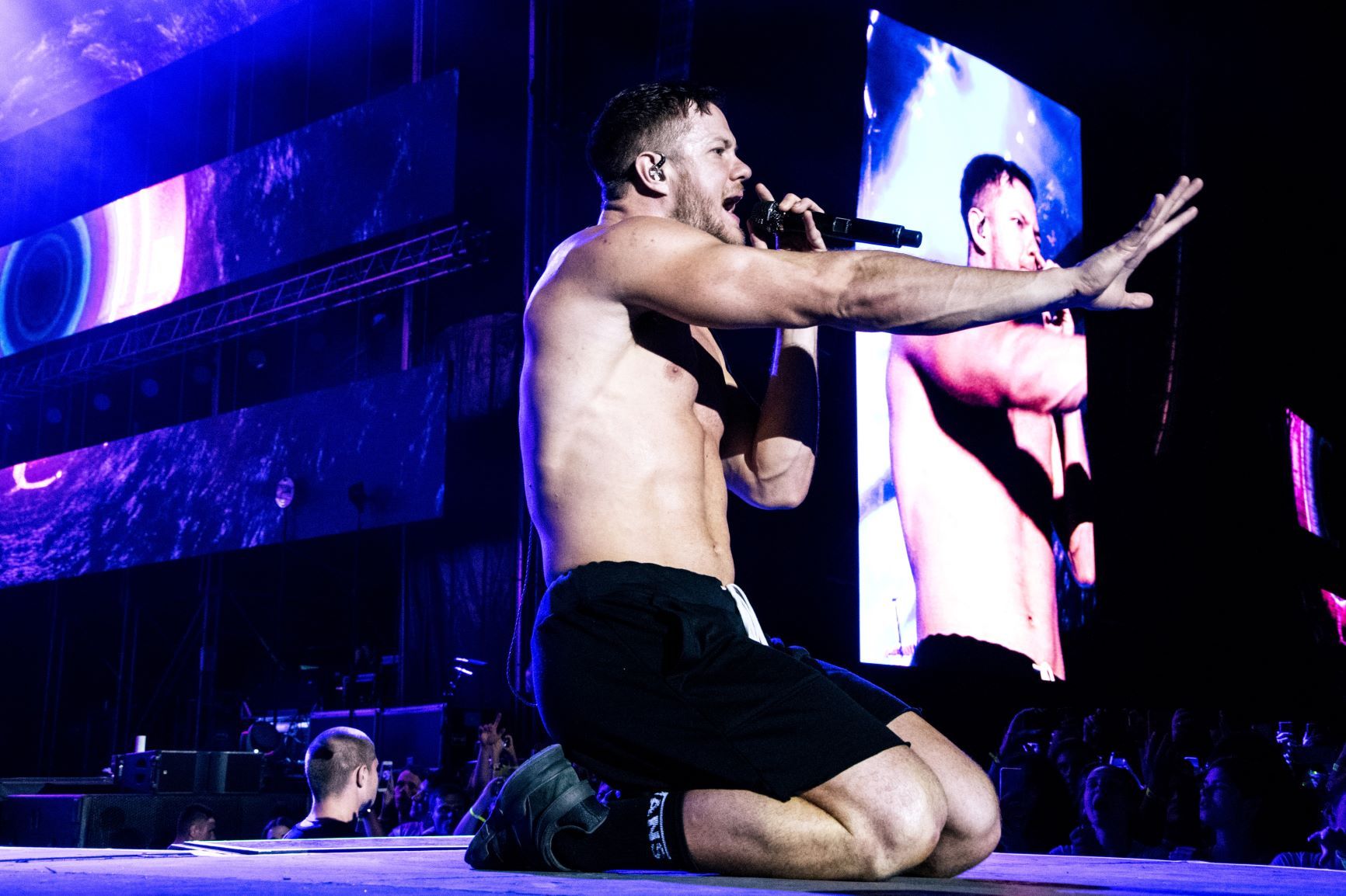 Голый торс и надувные шары: безудержные Imagine Dragons отыграли концерт в Киеве - фото 400586