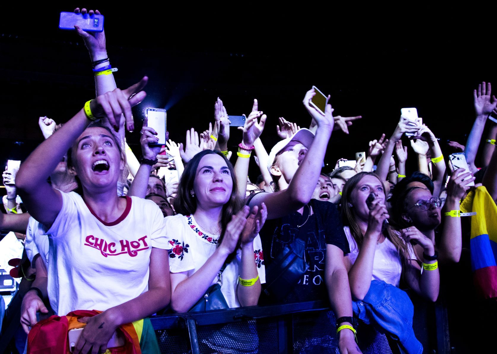 Голый торс и надувные шары: безудержные Imagine Dragons отыграли концерт в Киеве - фото 400587