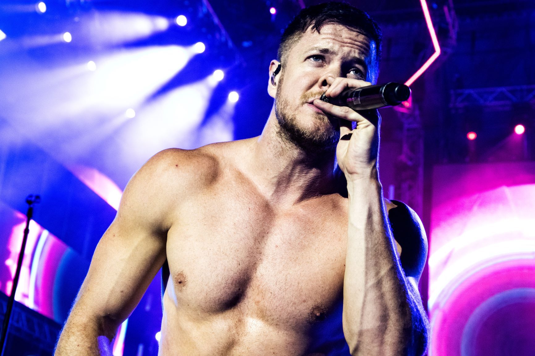 Голый торс и надувные шары: безудержные Imagine Dragons отыграли концерт в Киеве - фото 400588
