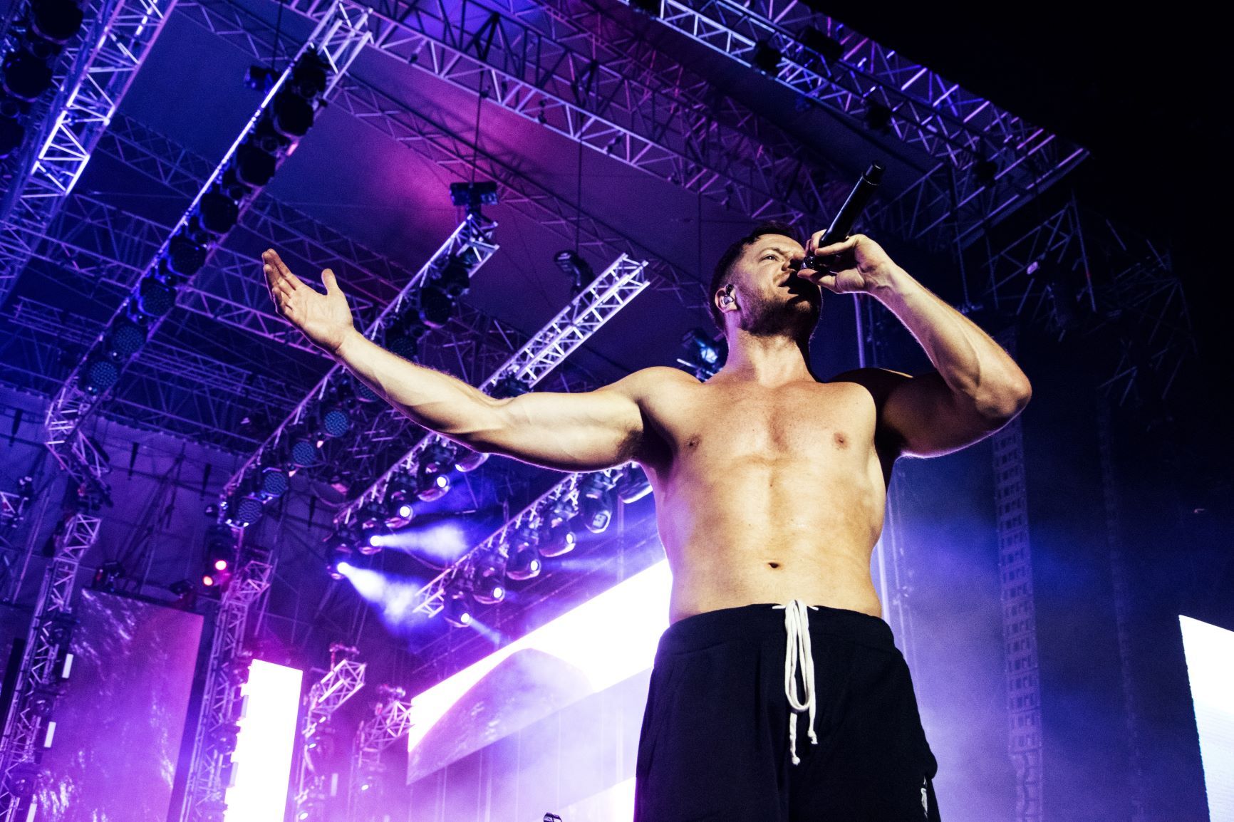 Голый торс и надувные шары: безудержные Imagine Dragons отыграли концерт в Киеве - фото 400589