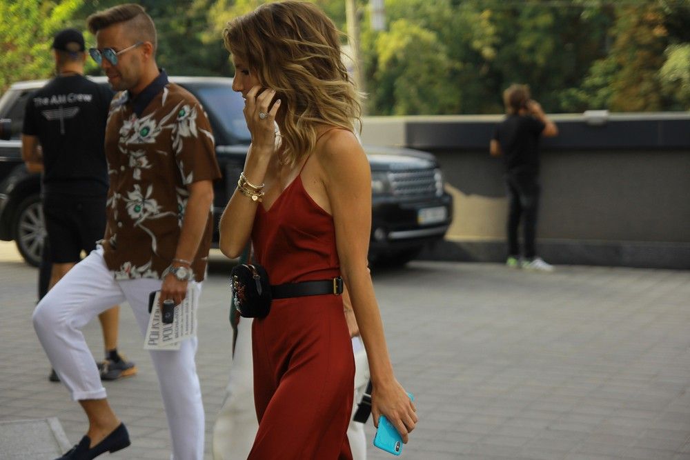 Уличный стиль и наряды звездных гостей на Ukrainian Fashion Week - фото 400672