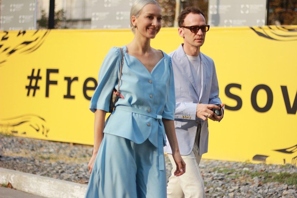 Уличный стиль и наряды звездных гостей на Ukrainian Fashion Week - фото 400680