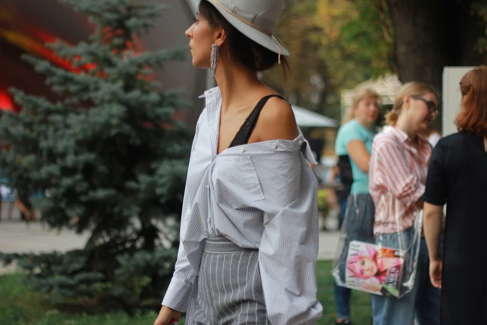 Уличный стиль и наряды звездных гостей на Ukrainian Fashion Week - фото 400681