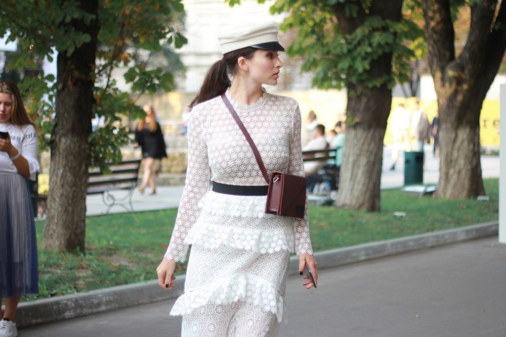 Уличный стиль и наряды звездных гостей на Ukrainian Fashion Week - фото 400686