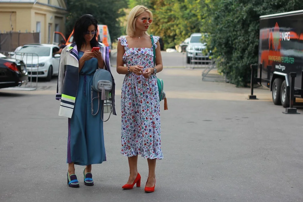 Уличный стиль и наряды звездных гостей на Ukrainian Fashion Week - фото 400687