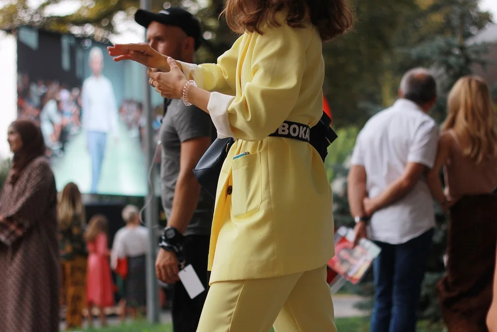 Уличный стиль и наряды звездных гостей на Ukrainian Fashion Week - фото 400690