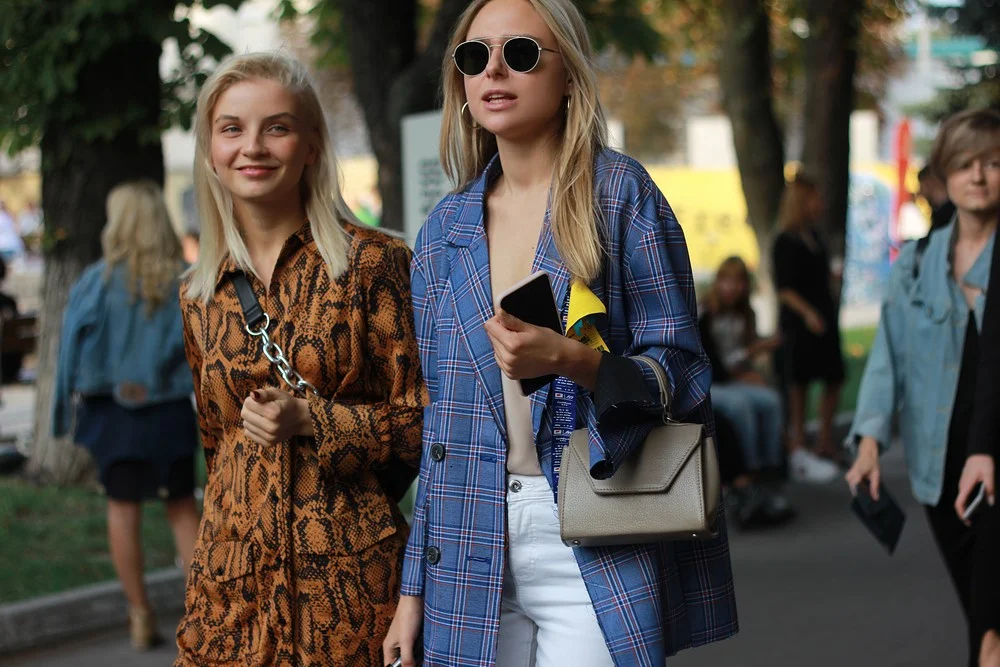 Уличный стиль и наряды звездных гостей на Ukrainian Fashion Week - фото 400694