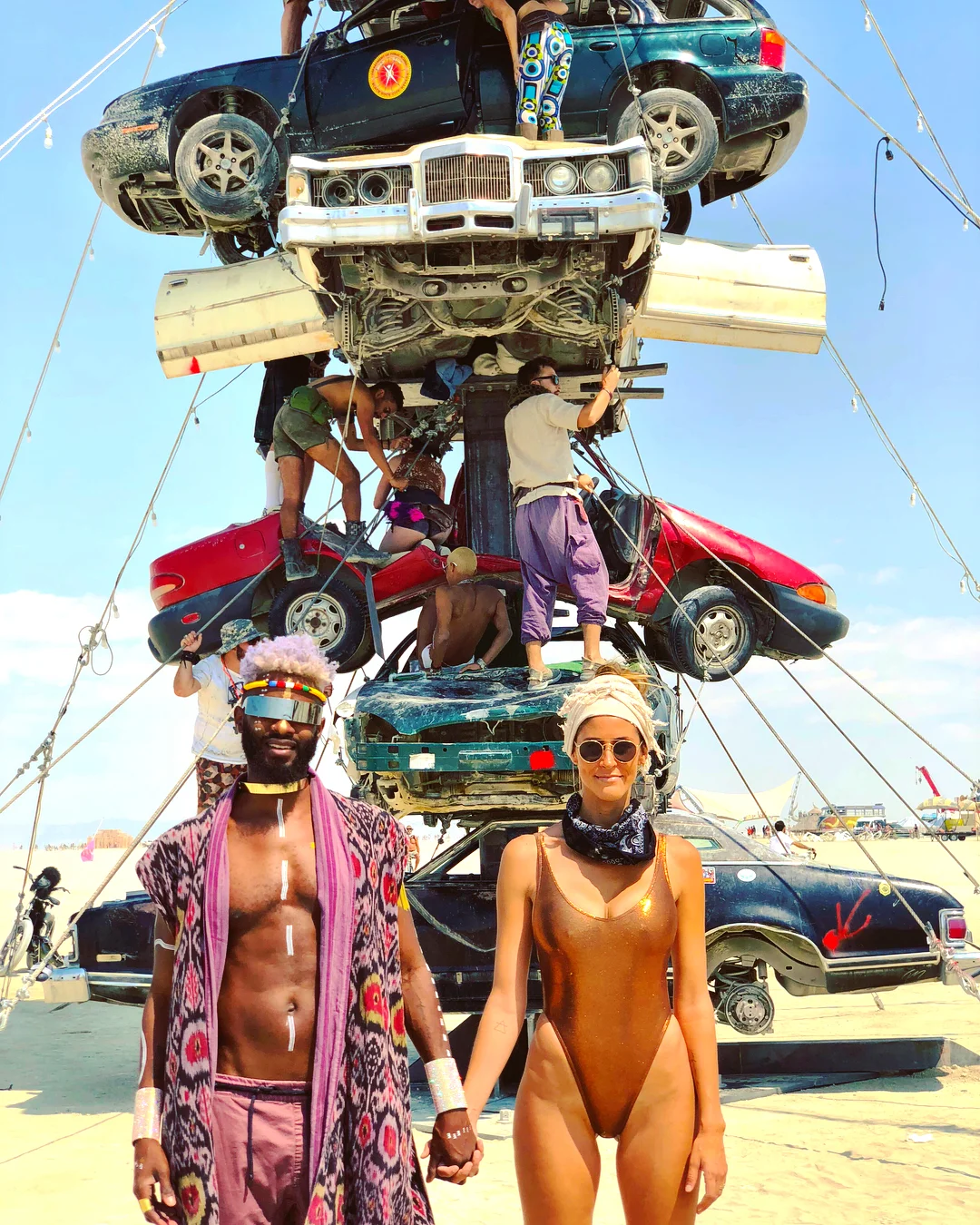 Полуголые тела, безумные костюмы и невероятные инсталляции фестиваля Burning Man-2018 - фото 400785