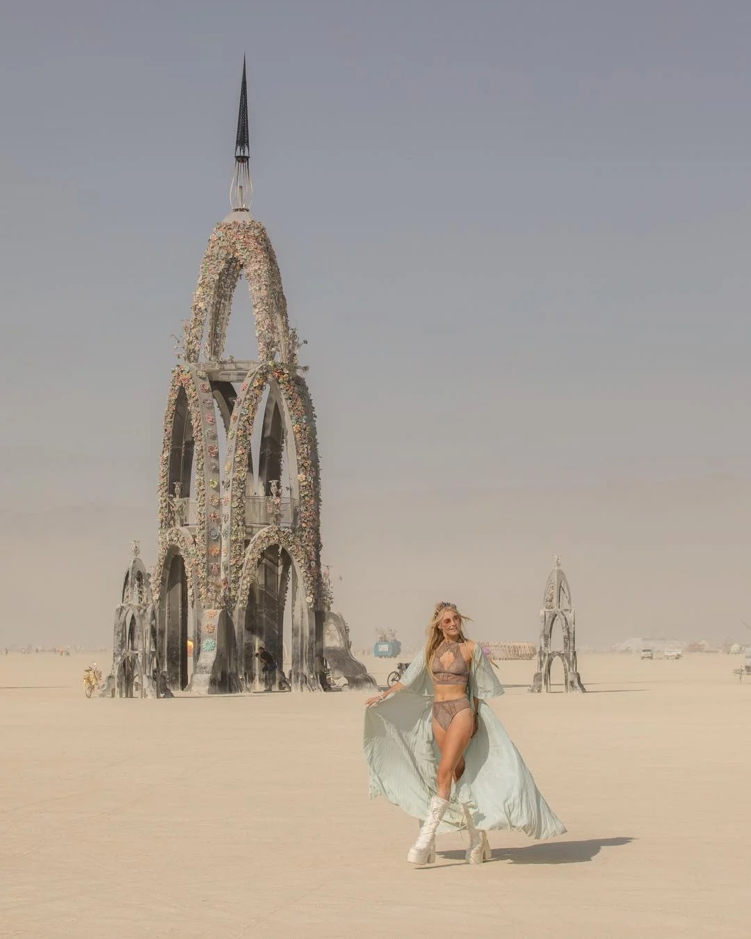 Полуголые тела, безумные костюмы и невероятные инсталляции фестиваля Burning Man-2018 - фото 400786