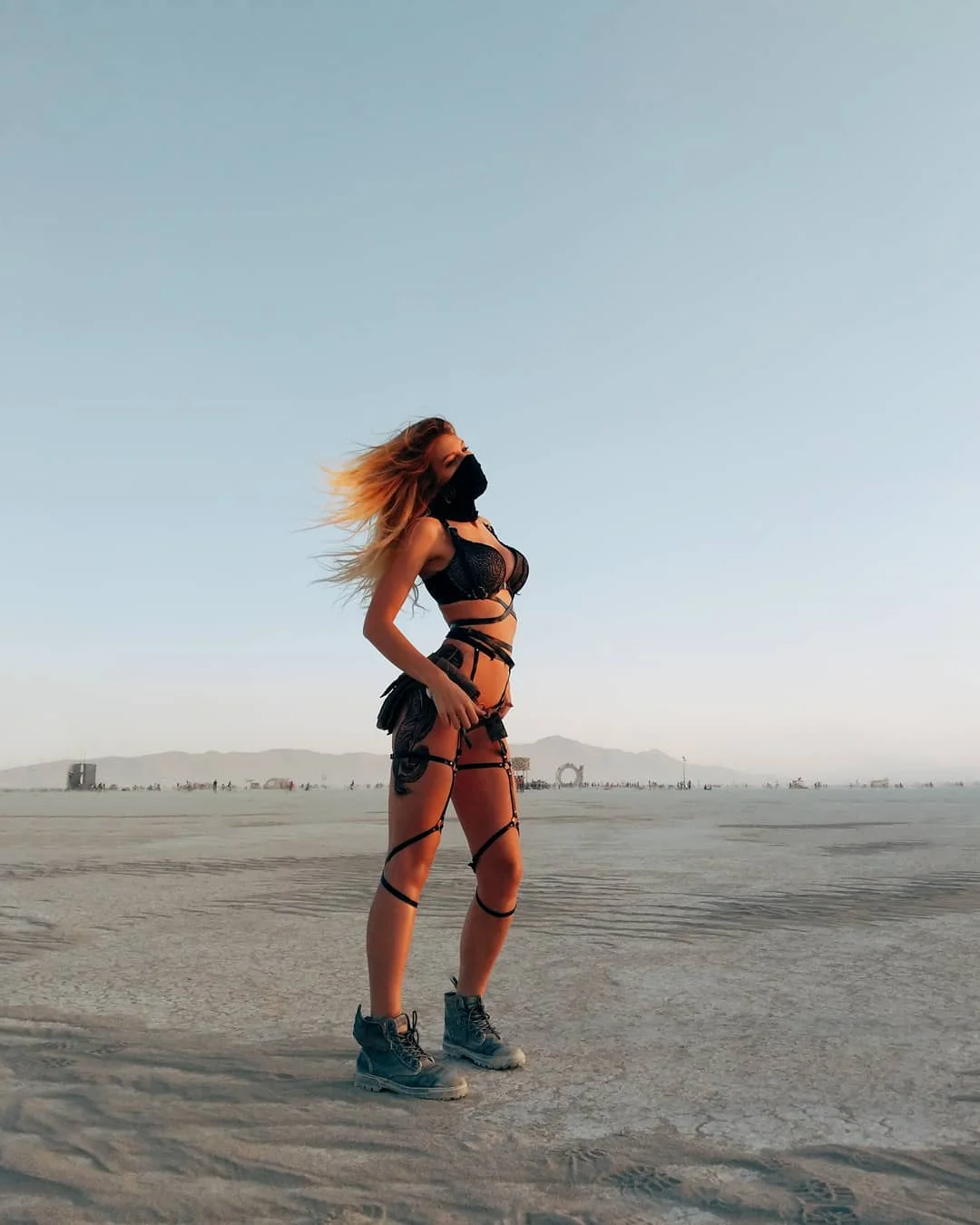 Полуголые тела, безумные костюмы и невероятные инсталляции фестиваля Burning Man-2018 - фото 400789
