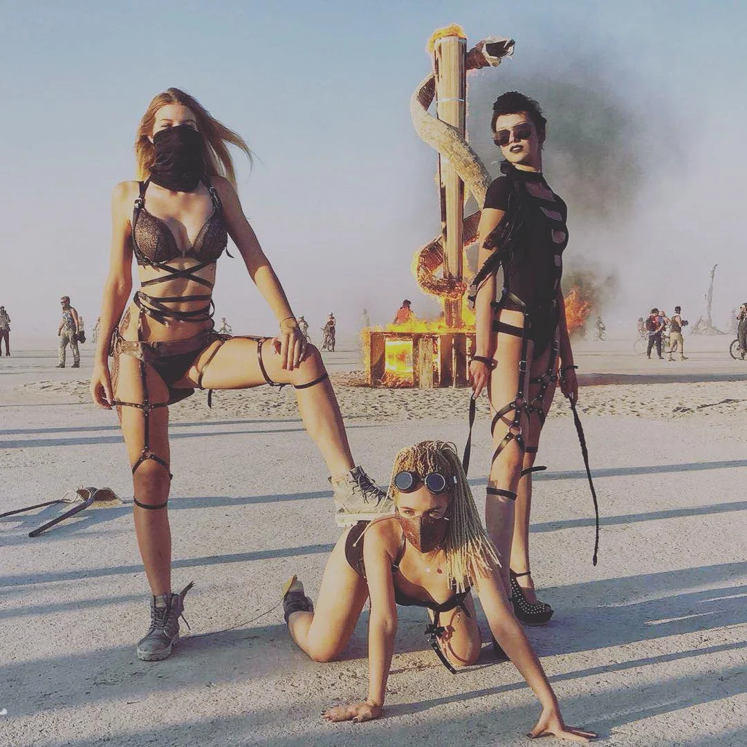 Полуголые тела, безумные костюмы и невероятные инсталляции фестиваля Burning Man-2018 - фото 400791