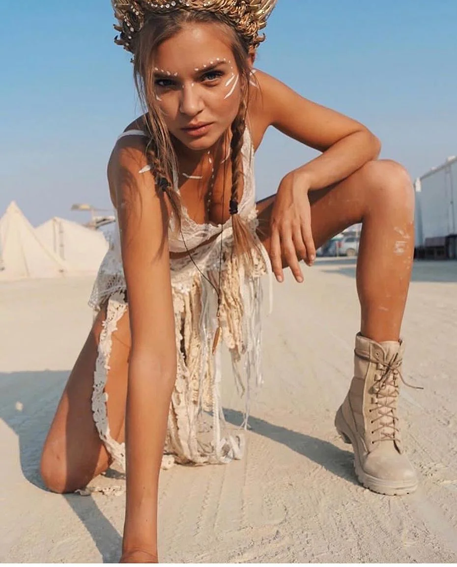 Полуголые тела, безумные костюмы и невероятные инсталляции фестиваля Burning Man-2018 - фото 400799