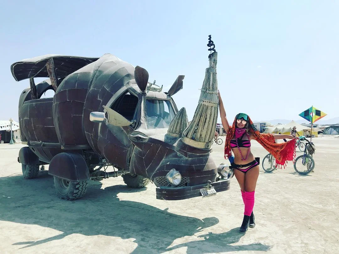 Полуголые тела, безумные костюмы и невероятные инсталляции фестиваля Burning Man-2018 - фото 400802