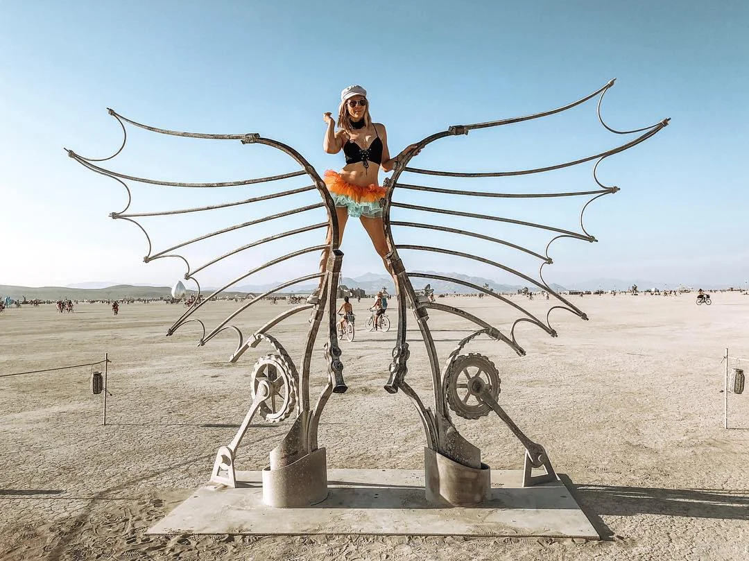 Полуголые тела, безумные костюмы и невероятные инсталляции фестиваля Burning Man-2018 - фото 400804