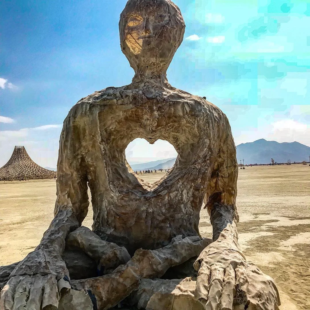 Полуголые тела, безумные костюмы и невероятные инсталляции фестиваля Burning Man-2018 - фото 400805