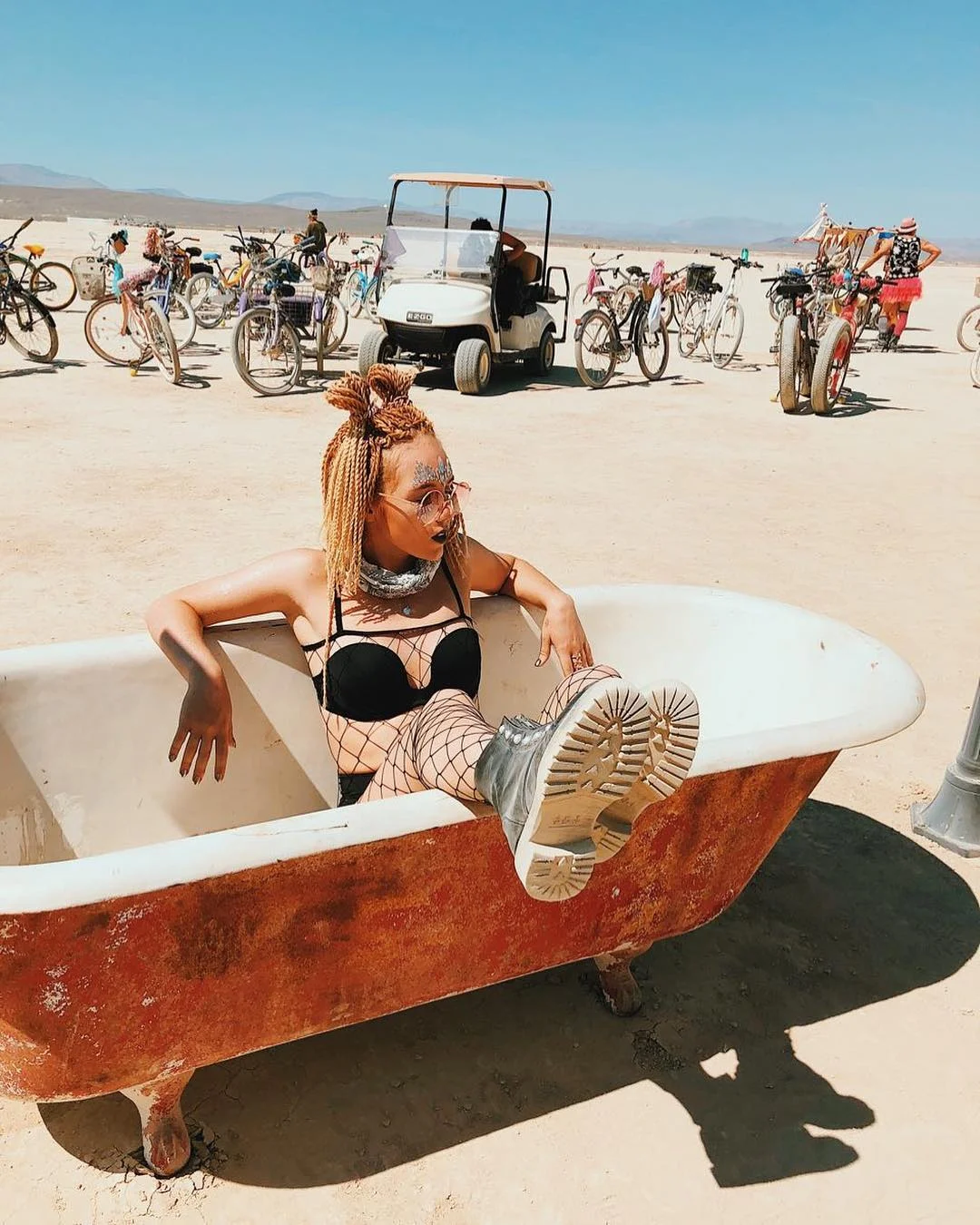 Полуголые тела, безумные костюмы и невероятные инсталляции фестиваля Burning Man-2018 - фото 400807
