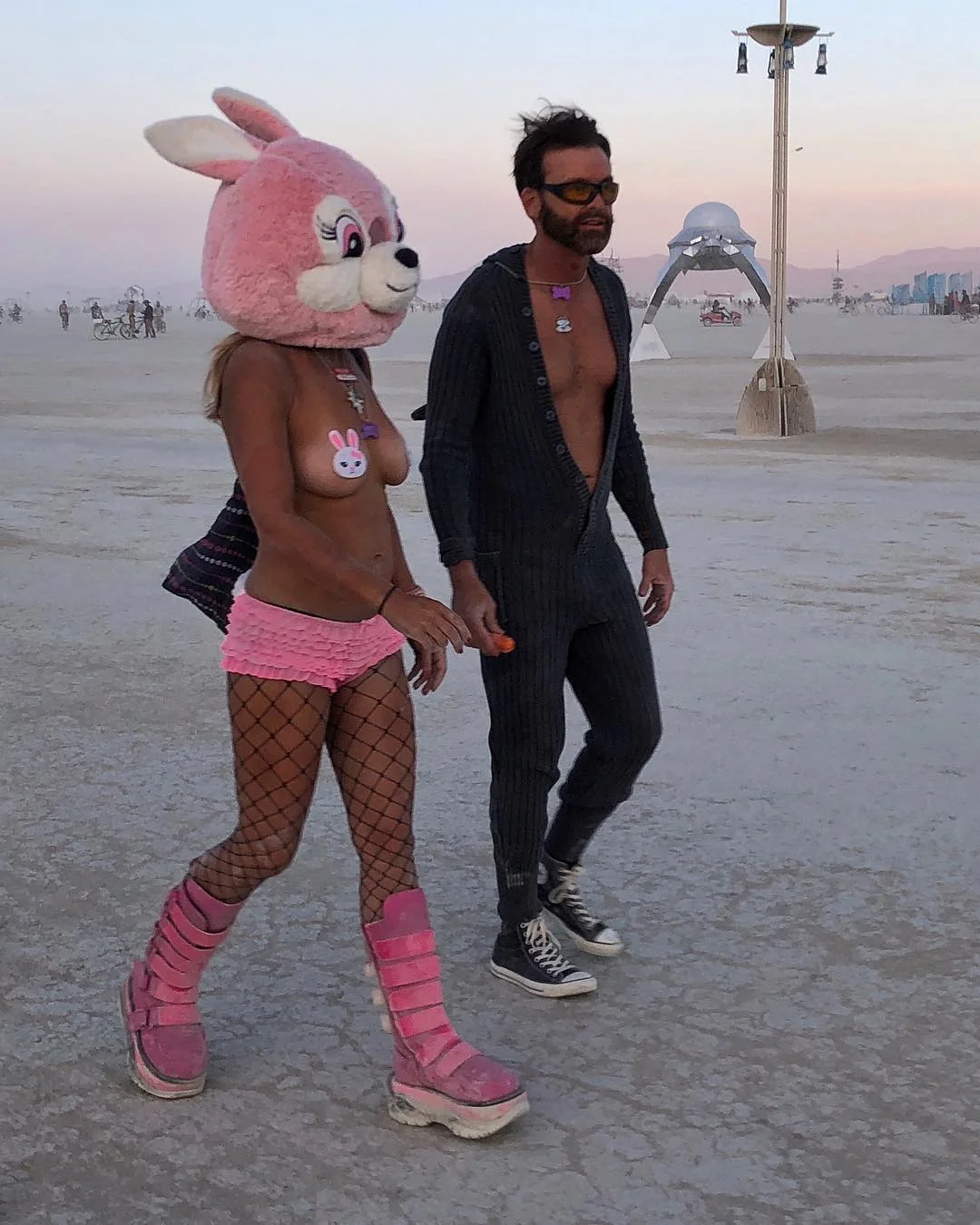 Полуголые тела, безумные костюмы и невероятные инсталляции фестиваля Burning Man-2018 - фото 400809