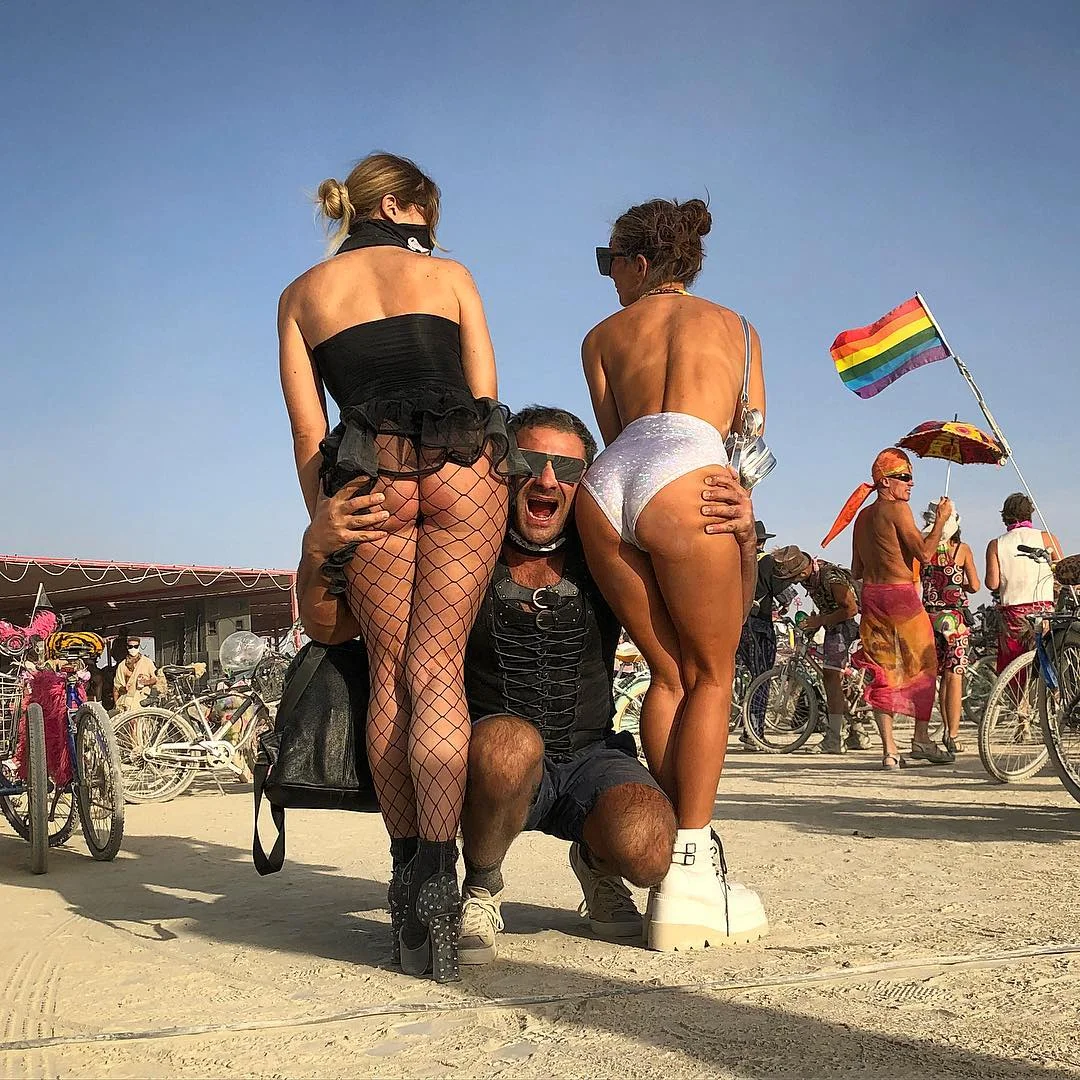 Полуголые тела, безумные костюмы и невероятные инсталляции фестиваля Burning Man-2018 - фото 400812