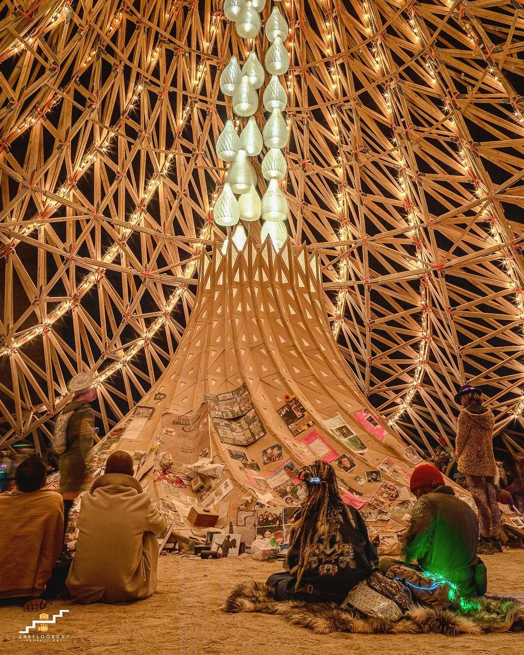 Полуголые тела, безумные костюмы и невероятные инсталляции фестиваля Burning Man-2018 - фото 400814
