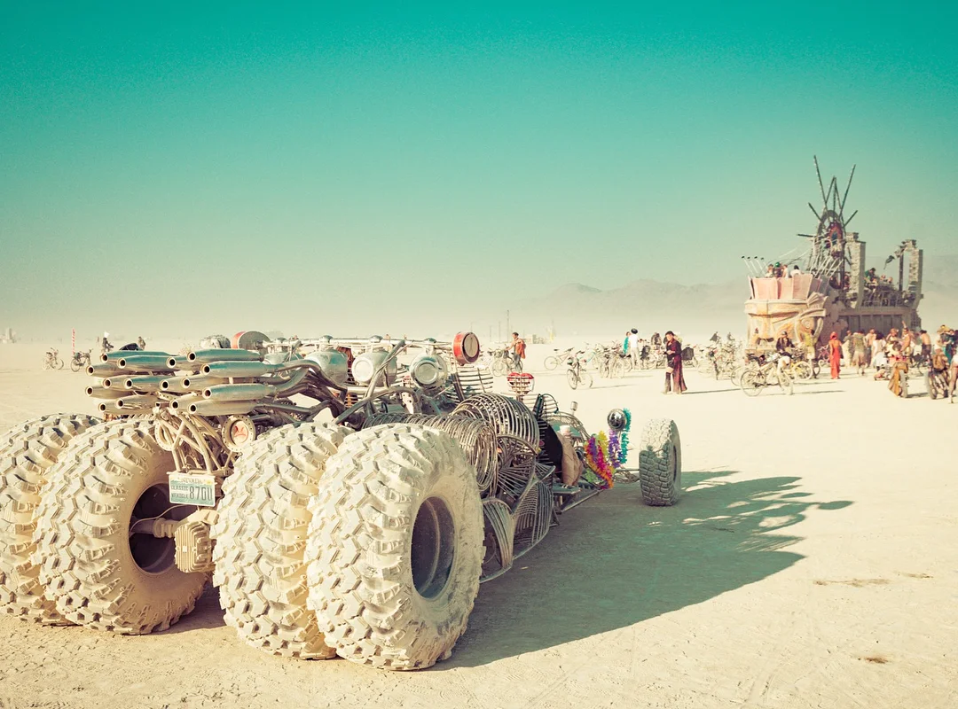 Полуголые тела, безумные костюмы и невероятные инсталляции фестиваля Burning Man-2018 - фото 400818