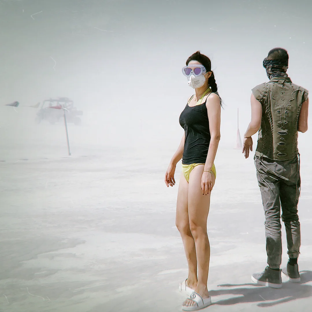 Полуголые тела, безумные костюмы и невероятные инсталляции фестиваля Burning Man-2018 - фото 400819