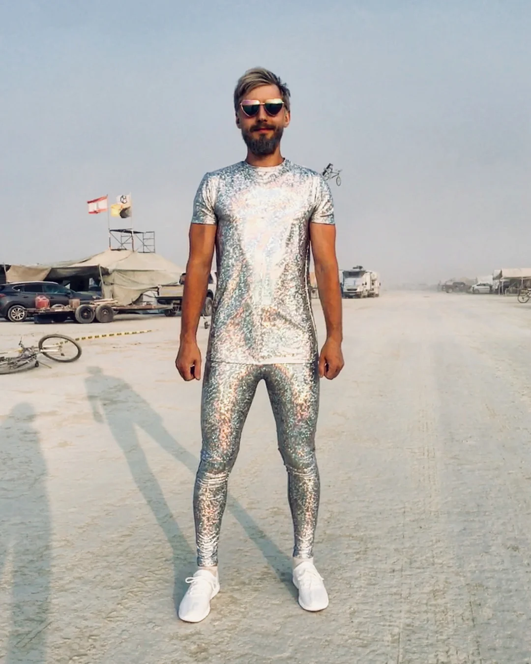 Полуголые тела, безумные костюмы и невероятные инсталляции фестиваля Burning Man-2018 - фото 400820