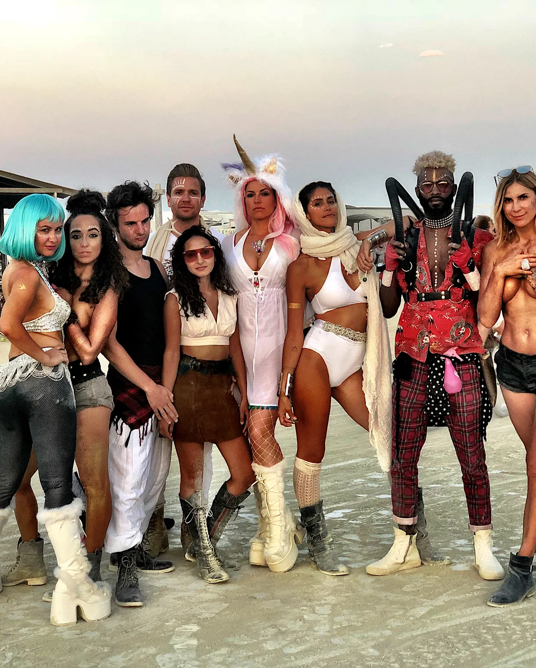 Полуголые тела, безумные костюмы и невероятные инсталляции фестиваля Burning Man-2018 - фото 400825