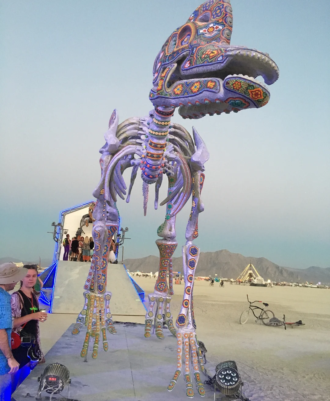 Полуголые тела, безумные костюмы и невероятные инсталляции фестиваля Burning Man-2018 - фото 400826