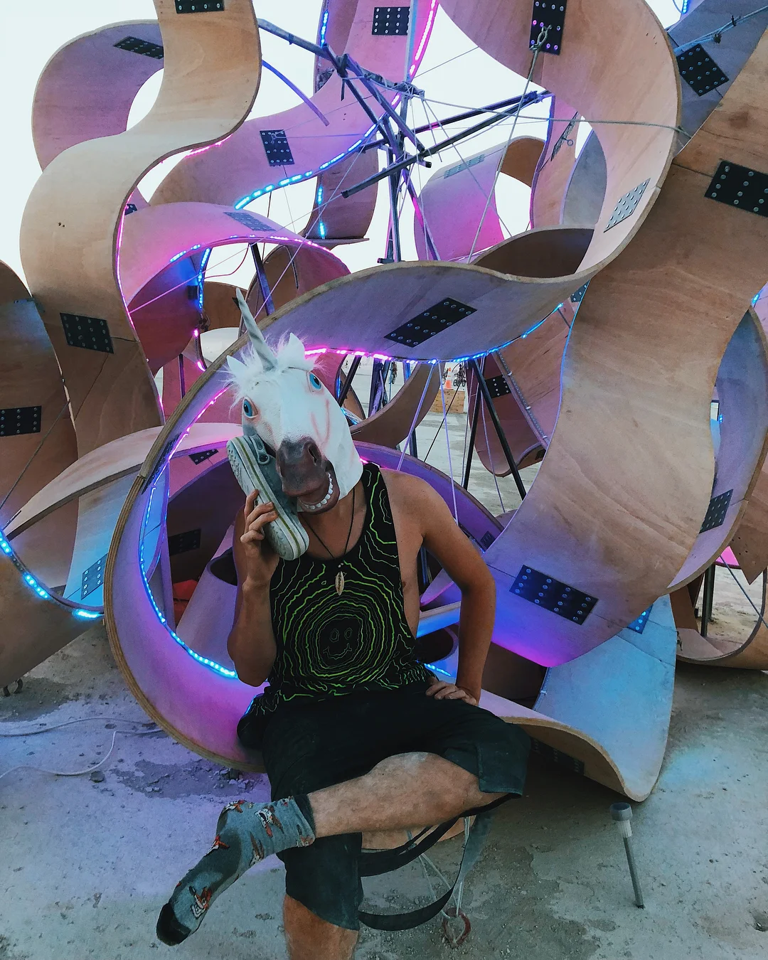 Полуголые тела, безумные костюмы и невероятные инсталляции фестиваля Burning Man-2018 - фото 400828