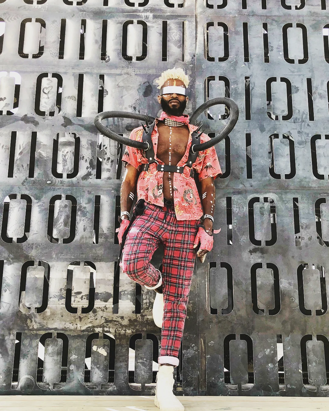 Полуголые тела, безумные костюмы и невероятные инсталляции фестиваля Burning Man-2018 - фото 400829