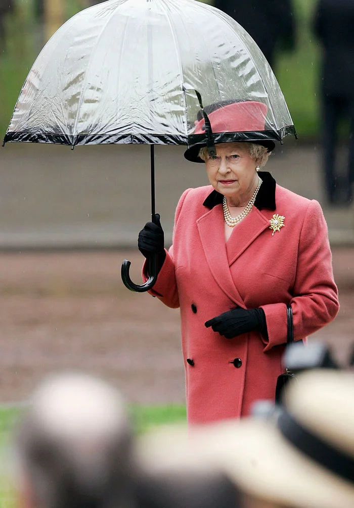 В сети нашли неожиданное доказательство, что Елизавета II еще та модница - фото 401101