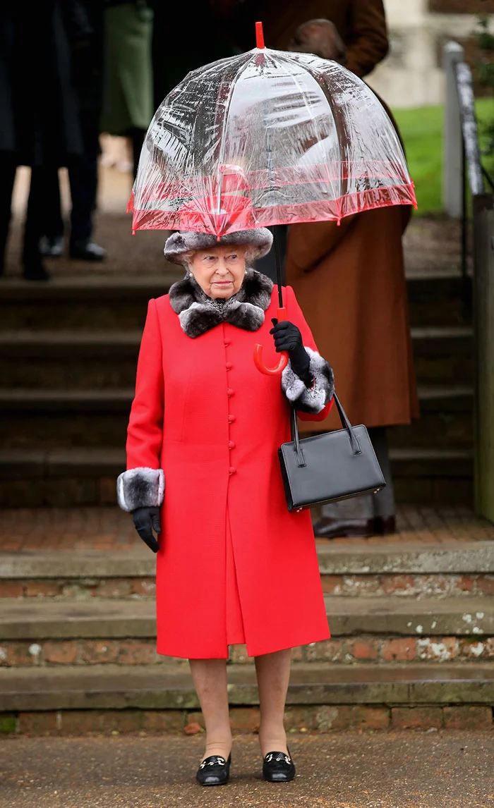 В сети нашли неожиданное доказательство, что Елизавета II еще та модница - фото 401103