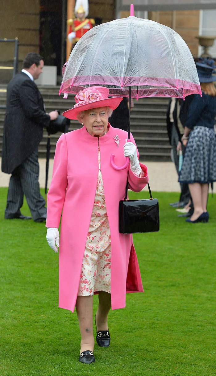 В сети нашли неожиданное доказательство, что Елизавета II еще та модница - фото 401104